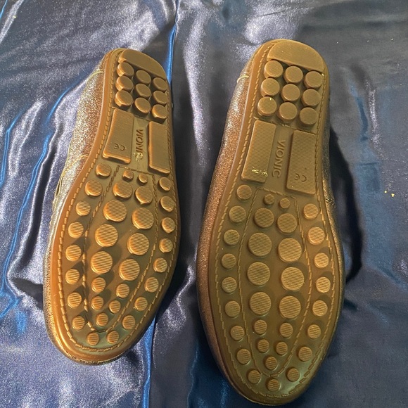 Vionic - Picture 2 of 2